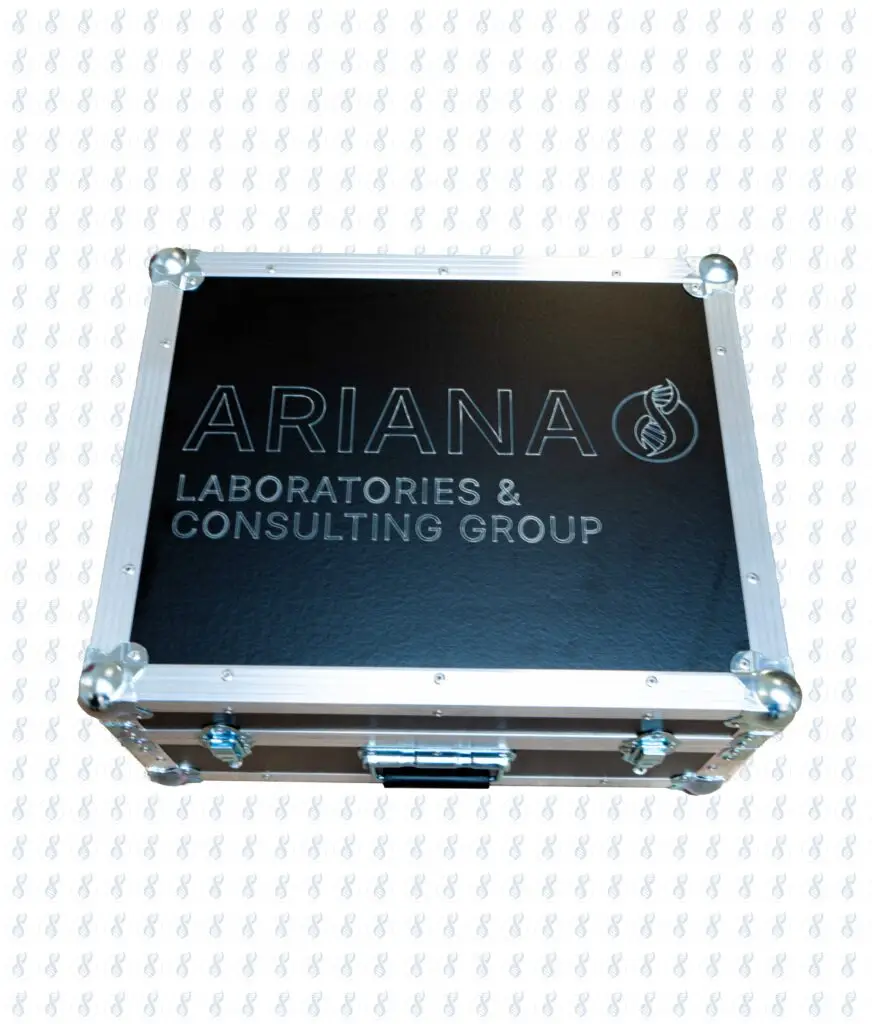 Koffer mit eingraviertem Ariana-Logo